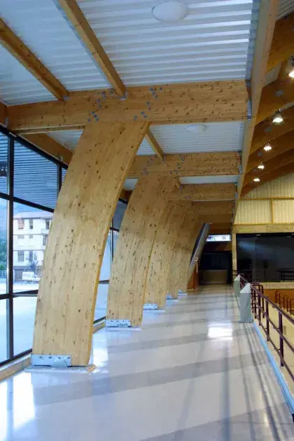 POLIDEPORTIVO EN BESALU ( GERONA )