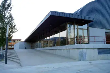 POLIDEPORTIVO EN BESALU ( GERONA )